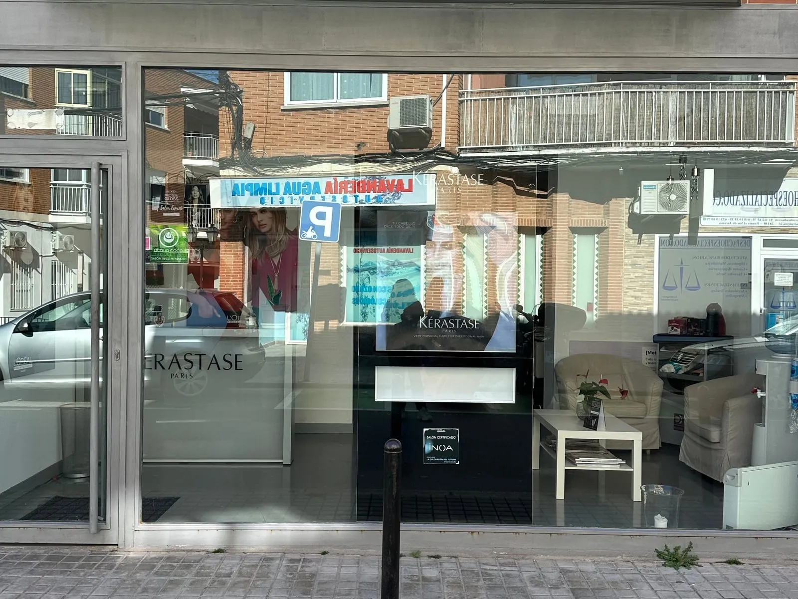 Fachada del salón, con el rótulo «Yagüez Estilistas» sobre el escaparate